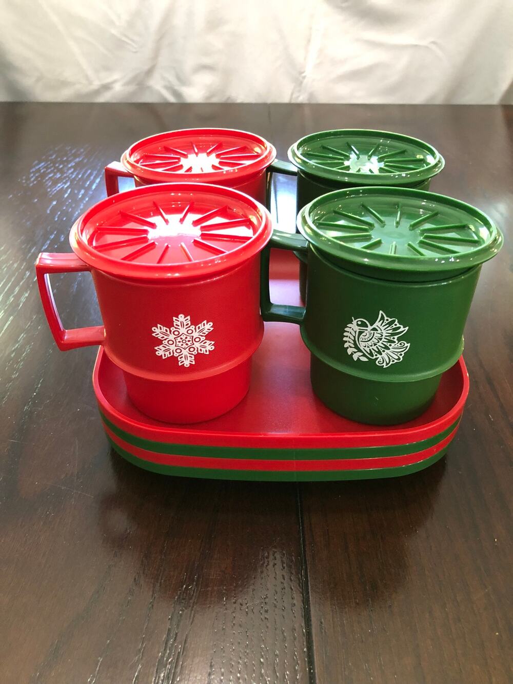 Vtg Tupperware Christmas Holiday Set - 4 Mugs w/lids 4 Plates Red Green 12 pcs